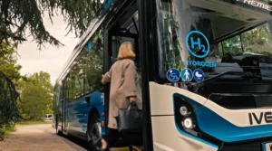 E-way H2 nastupující pasažéř