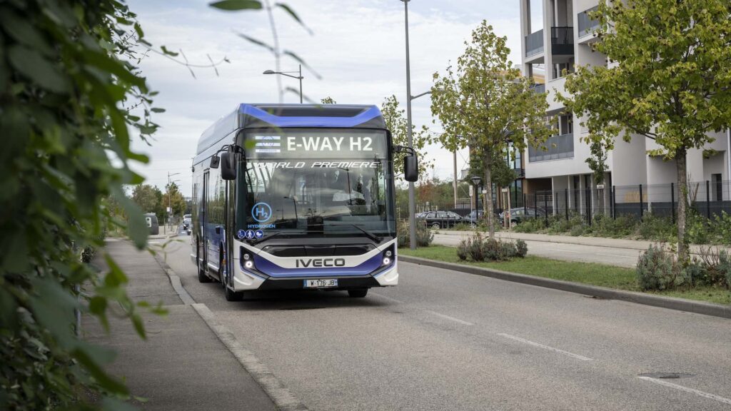 Iveco E-way H2 na zastávce